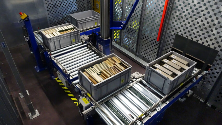 Unteres Wartungspodes mit Lagerbehälter
